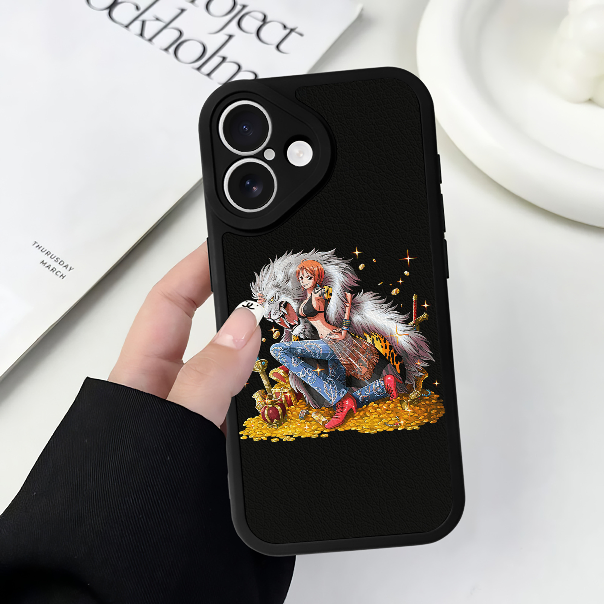 （画像用） ワンピース ナミ ONE PIECE Nami 【iPhone 16シリーズ対応】シリコンスマホケース（レザー調） 材質：シリコン